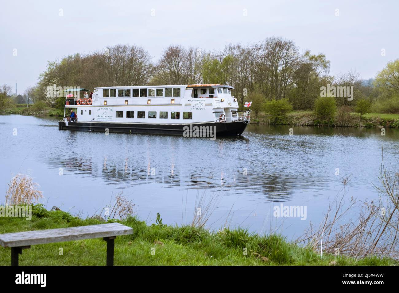 Croisière en bateau sur la rivière Trent à Nottingham, dans le Nottinghamshire, Angleterre, Royaume-Uni, Grande-Bretagne Banque D'Images