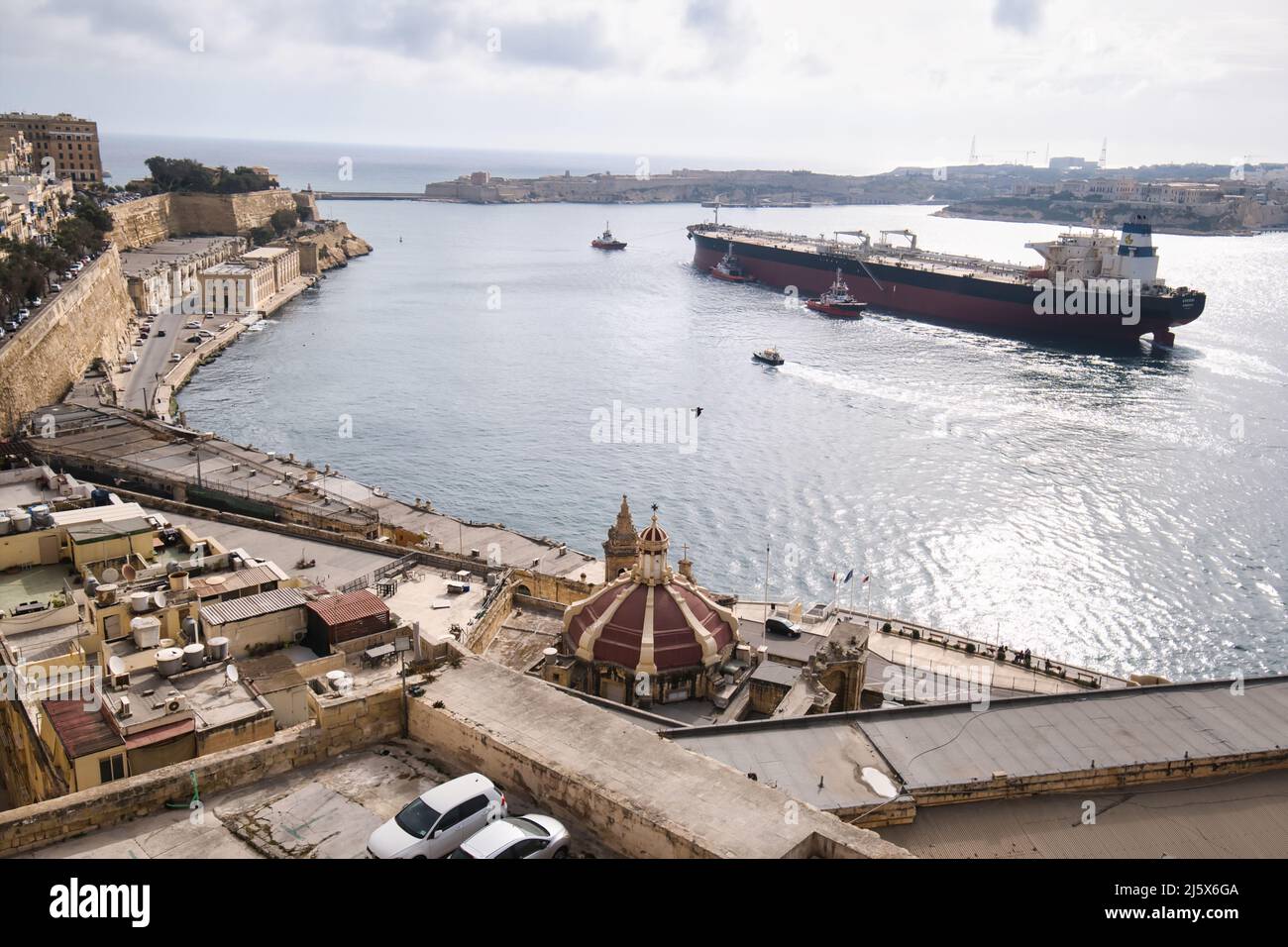Vue sur un navire marchand quittant le port de la Valette Banque D'Images