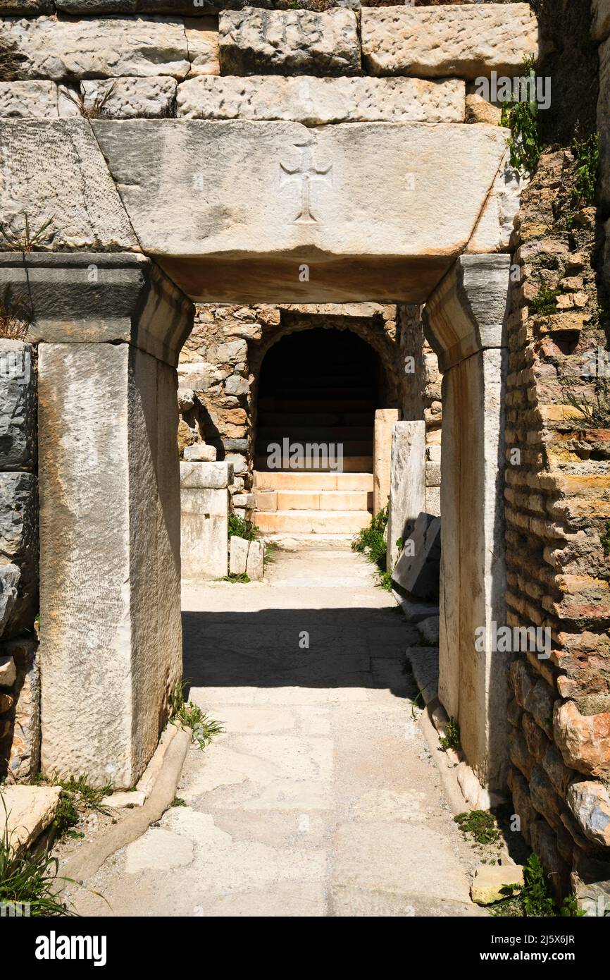 Une croix chrétienne sculptée en pierre au-dessus d'une porte au petit théâtre Odéon. À l'ancien site archéologique grec et romain d'Ephèse. À Selçuk, İzmir Banque D'Images