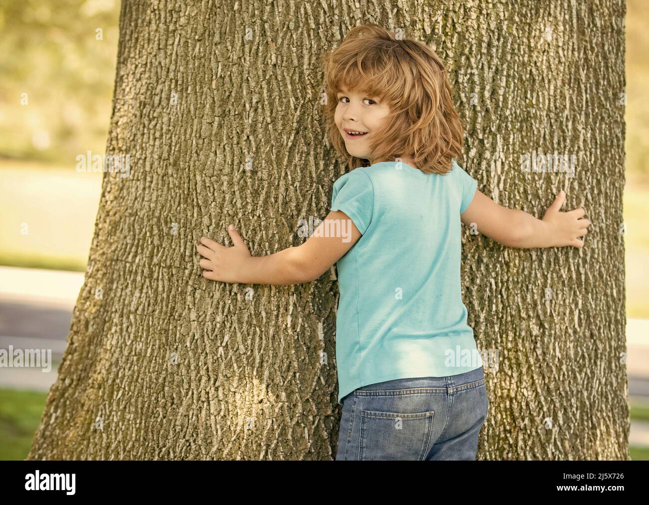 Il est si large. Garçon enfant essayer de grimper l'arbre. Enfance et enfance. Jours de boyHood. Escalade des arbres Banque D'Images