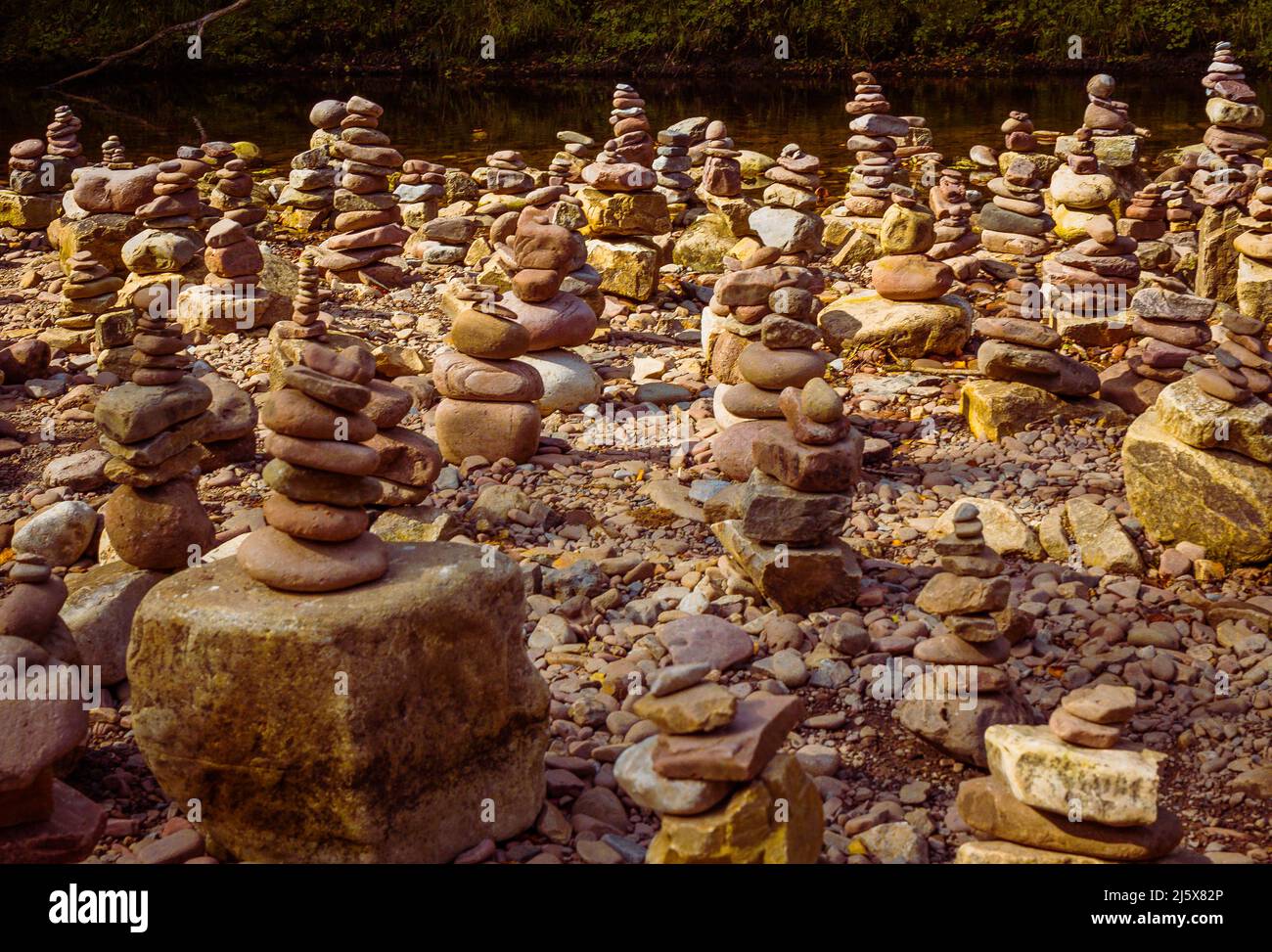 Collection de cairns sur le sentier de four Falls, Brecon Beacons Banque D'Images