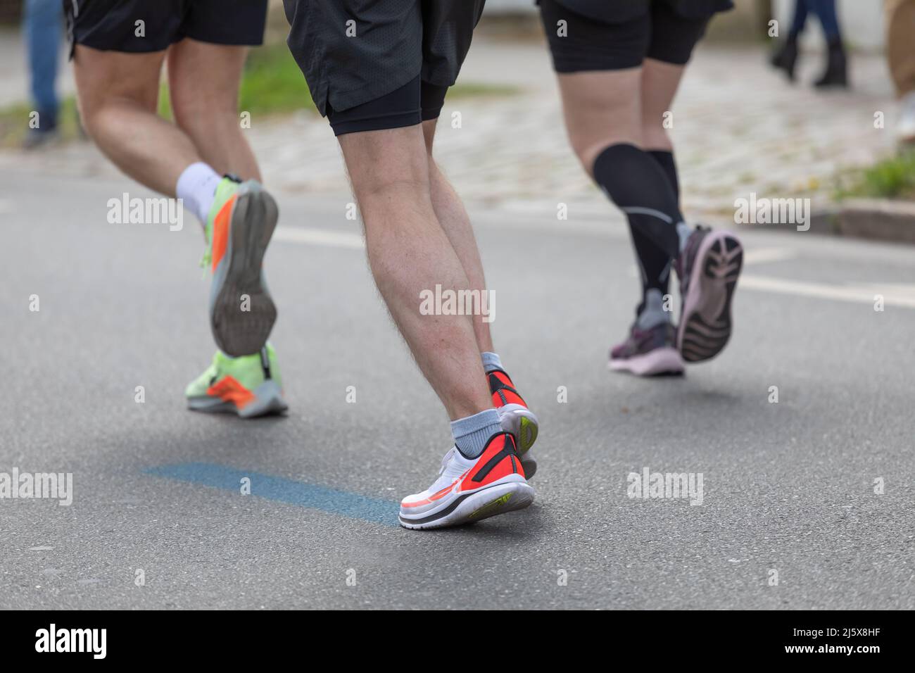 jambes d'un groupe de coureurs de marathon Banque D'Images