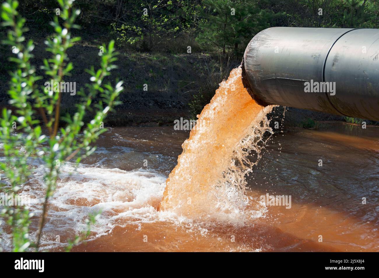 Les eaux usées sont rejetées dans la rivière Banque D'Images