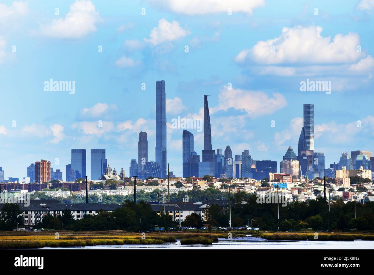 TERRE SOUS: Marécage et marais dans les meadowlands de East Rutherford, New Jersey sont de basse altitude avec un point de vue rarement vu de l'horizon de Manhattan. Banque D'Images