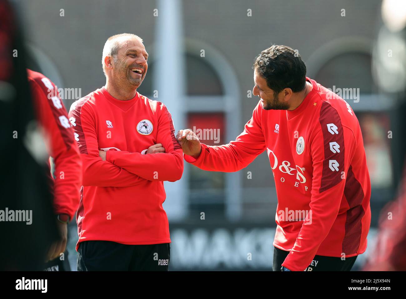 ROTTERDAM - l'entraîneur de Sparta Rotterdam Maurice Steijn et l'entraîneur adjoint de Sparta Rotterdam Nourdin Boukhari lors de la première session d'entraînement de Sparta Rotterdam le 26 avril 2022 à Rotterdam, pays-Bas. Maurice Steijn est déjà entraîneur-chef de Sparta Rotterdam. L'homme de 48 ans Hagenaar, qui ne commencerait en fait que dans la nouvelle saison, rejoindra immédiatement le successeur de Henk Fraser. ANP PIETER STAM DE YOUNG Banque D'Images