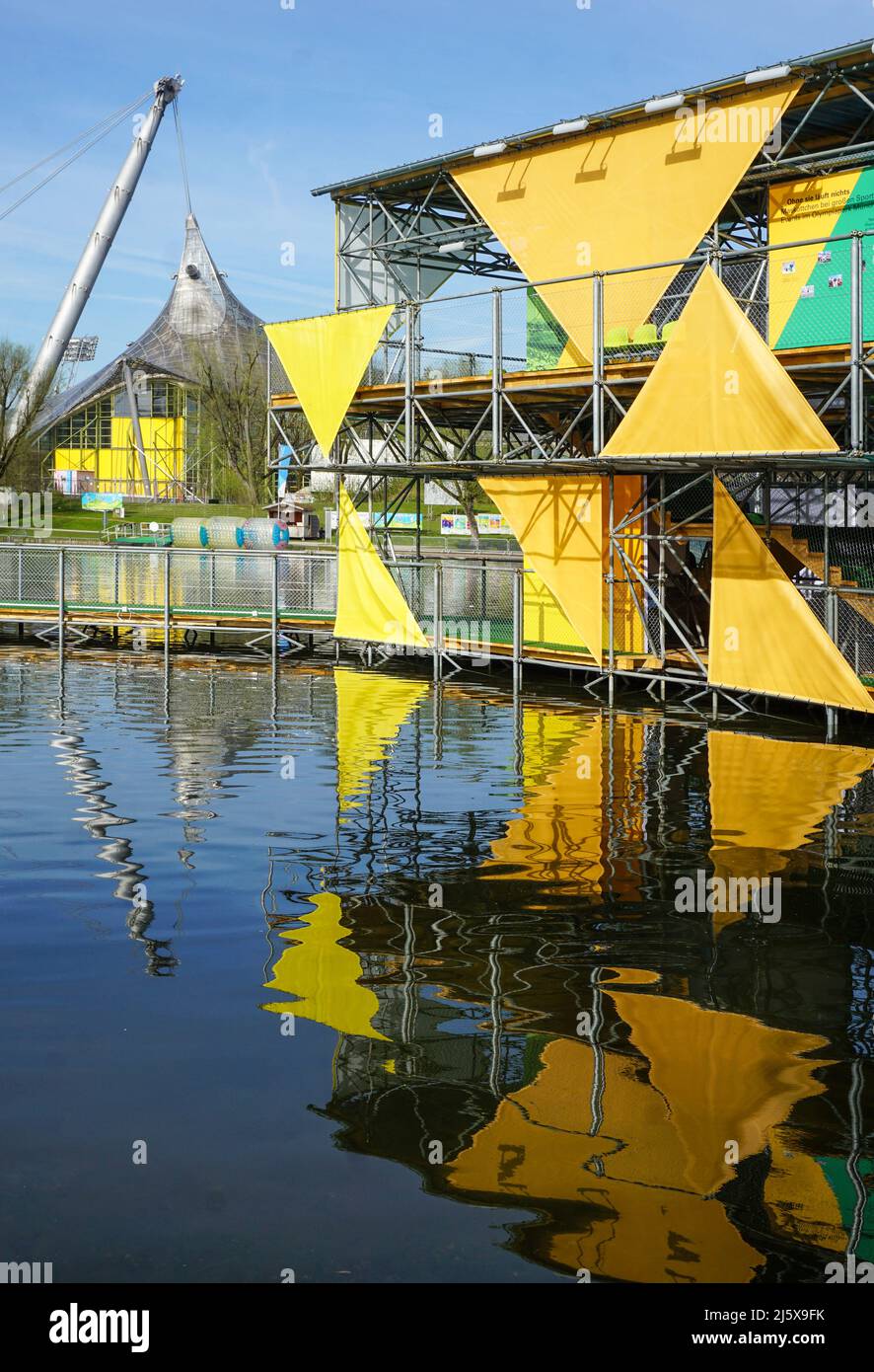 Templar Pavillon auf dem Olympiasee zum 50-jährigen Jubiläum Sport im Olympiapark München Banque D'Images