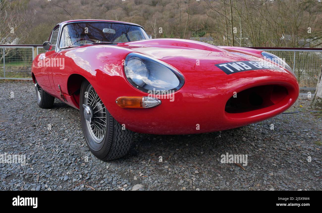Une Jaguar britannique E Type Jaguar classique à toit rigide rouge vif lors d'un salon de voitures de collection montrant ses lignes élégantes des années 1960 Banque D'Images
