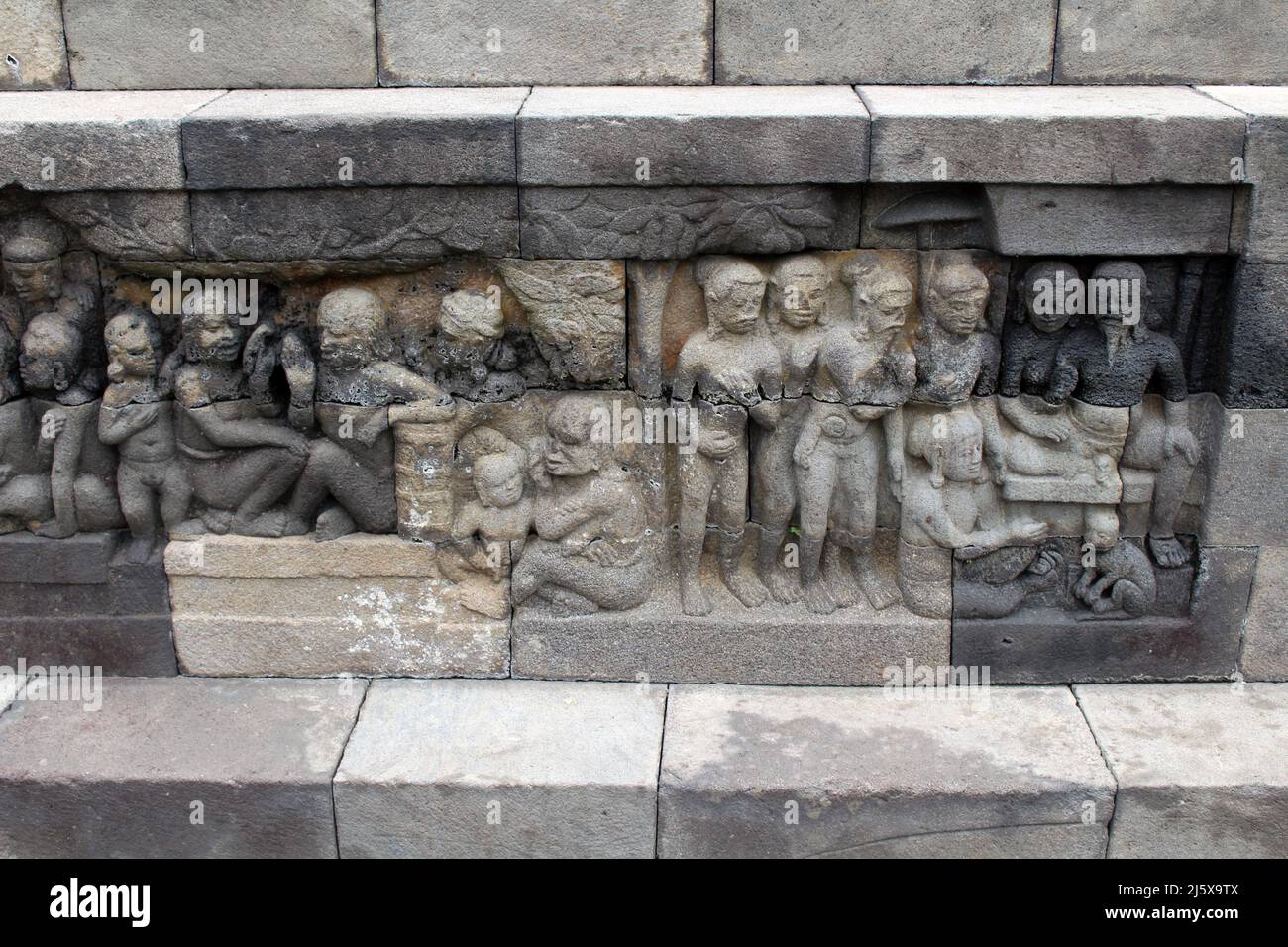 La sculpture ou le relief sur le mur du temple Borobudur racontant des histoires bouddhistes. Banque D'Images