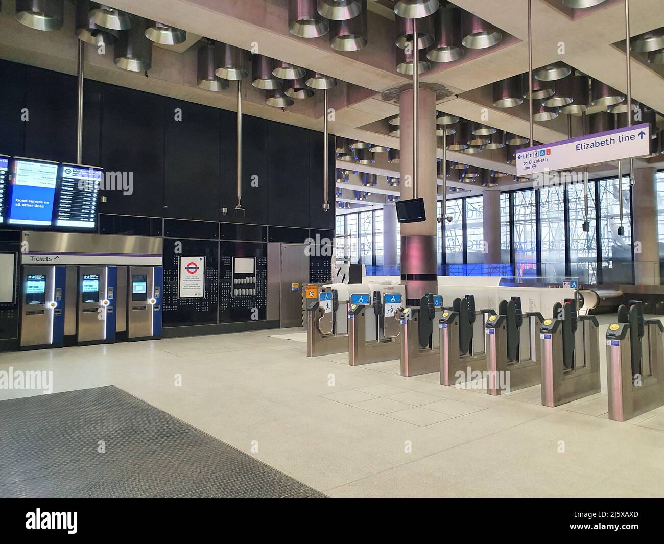 Londres, Royaume-Uni, le 22 avril 2022 : nouvel accès à la ligne Elizabeth (Crossrail) de la station de métro Tottenham court Road inclut ce hall situé au niveau de la rue, à l'angle de la rue Dean Street de Soho et de la rue Oxford Street. Des trains d'essai sont déjà en cours d'exécution et cette section devrait ouvrir avant la fin mai 2022. Anna Watson/Alay Live News Banque D'Images