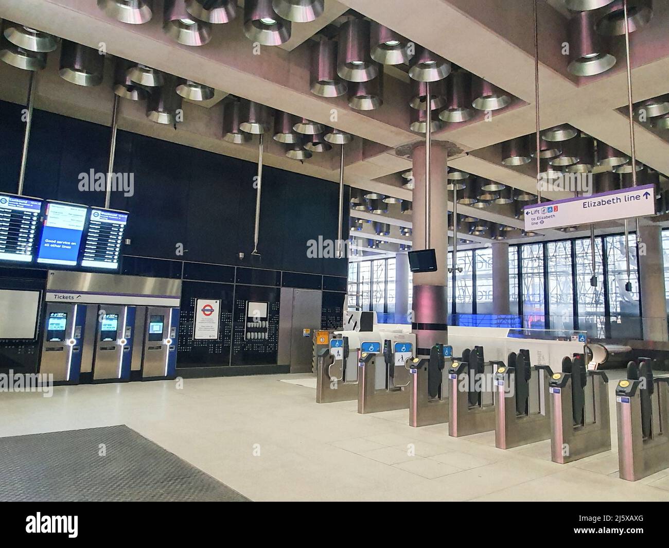 Londres, Royaume-Uni, le 22 avril 2022 : nouvel accès à la ligne Elizabeth (Crossrail) de la station de métro Tottenham court Road inclut ce hall situé au niveau de la rue, à l'angle de la rue Dean Street de Soho et de la rue Oxford Street. Des trains d'essai sont déjà en cours d'exécution et cette section devrait ouvrir avant la fin mai 2022. Anna Watson/Alay Live News Banque D'Images