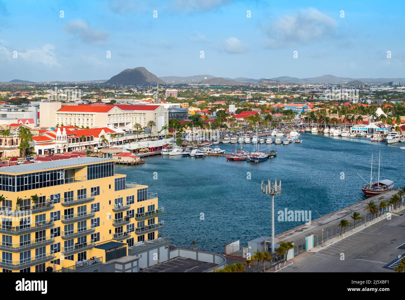 Oranjestad, Aruba. Paysage de la marina au port de croisière. Banque D'Images