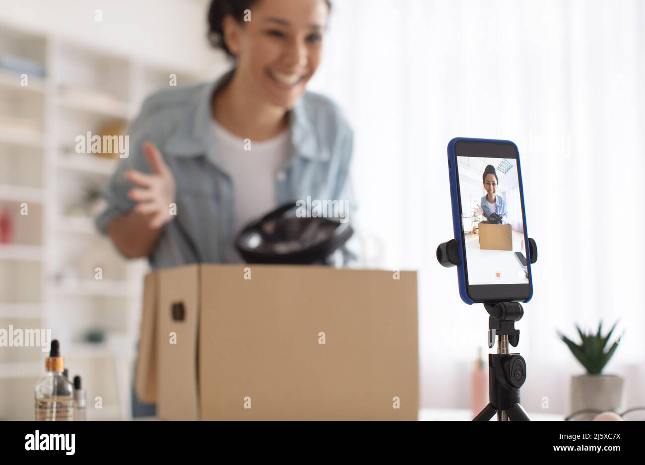 Enregistreur de beauté pour femmes Déballage de la boîte avec les cosmétiques faisant la vidéo à l'intérieur Banque D'Images