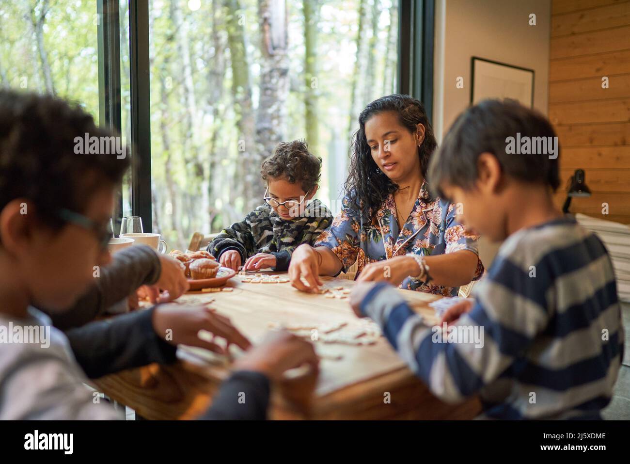 Famille jouant au scrabble à la table de cabine Banque D'Images