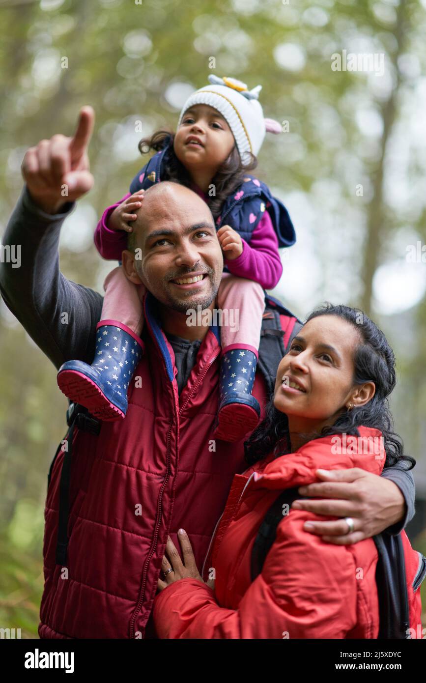 Randonnée en famille affectueuse Banque D'Images