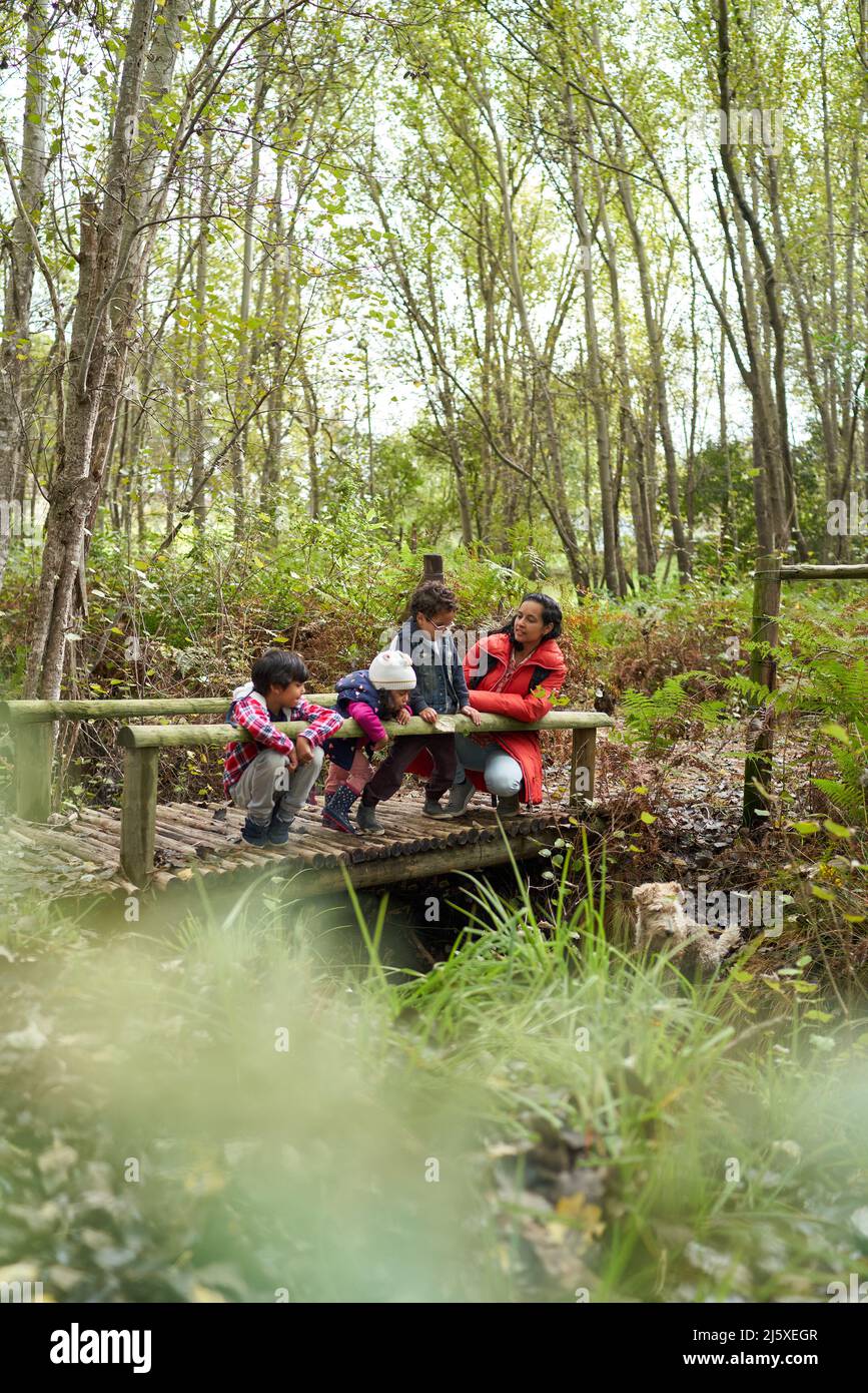 Famille sur la passerelle en bois Banque D'Images