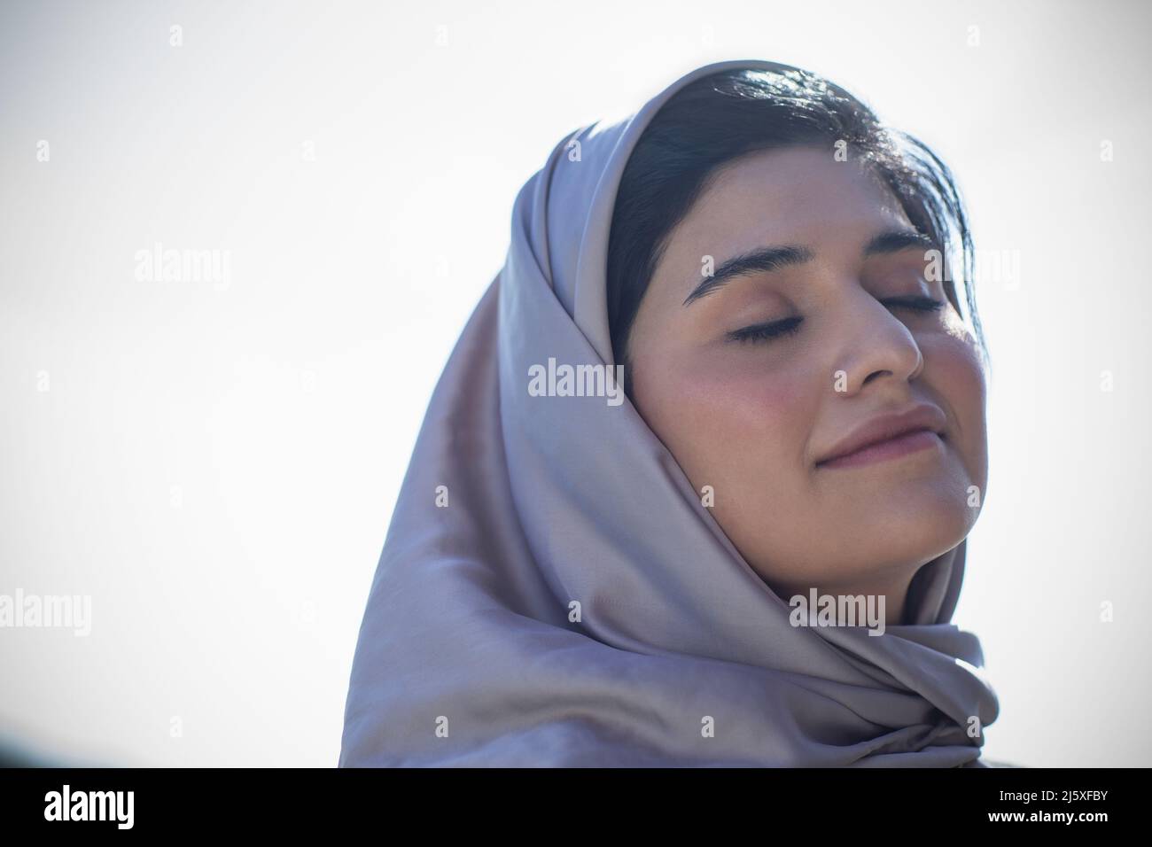 Belle sereine jeune femme musulmane dans hijab Banque D'Images