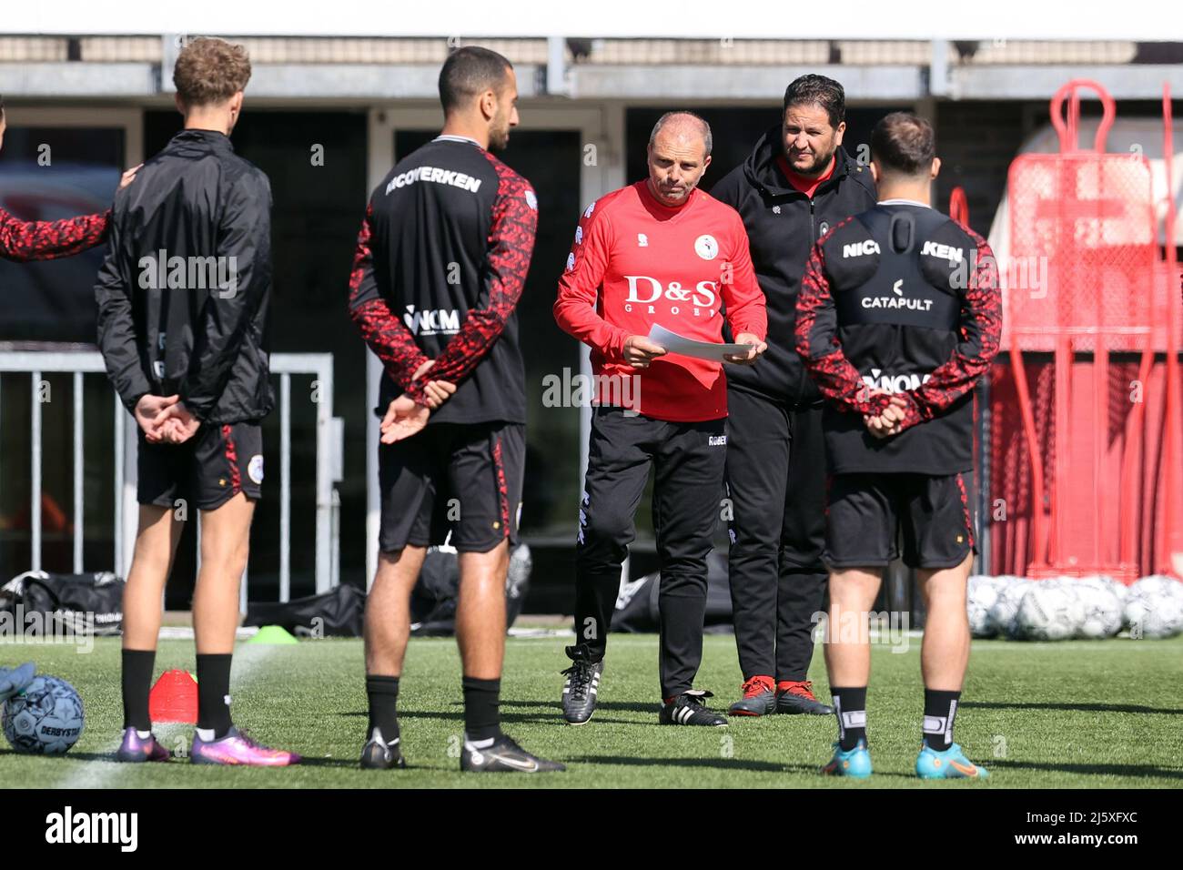 ROTTERDAM - l'entraîneur de Sparta Rotterdam Maurice Steijn et l'entraîneur adjoint de Sparta Rotterdam Nourdin Boukhari lors de la première session d'entraînement de Sparta Rotterdam le 26 avril 2022 à Rotterdam, pays-Bas. Maurice Steijn est déjà entraîneur-chef de Sparta Rotterdam. L'homme de 48 ans Hagenaar, qui ne commencerait en fait que dans la nouvelle saison, rejoindra immédiatement le successeur de Henk Fraser. ANP PIETER STAM DE YOUNG Banque D'Images