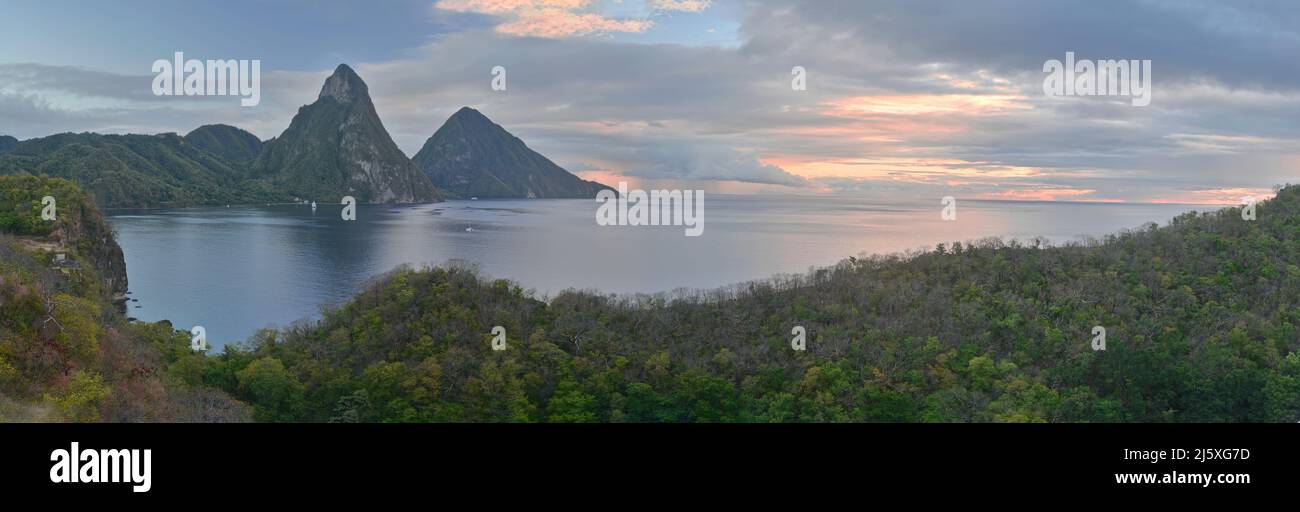 Panorama des Pitons de Sainte-Lucie depuis la montagne de Jade Banque D'Images