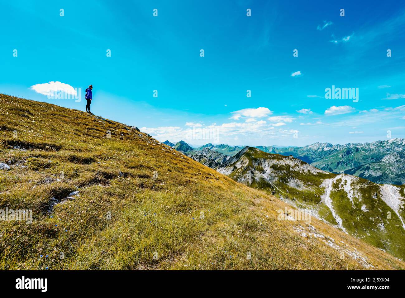 Belle femme est en randonnée au lac Schrecksee thourgh montagne pré dans les alpes bavaroises Banque D'Images