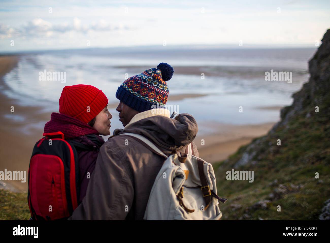 Couple affectueux en randonnée sur la falaise avec vue sur l'océan Banque D'Images