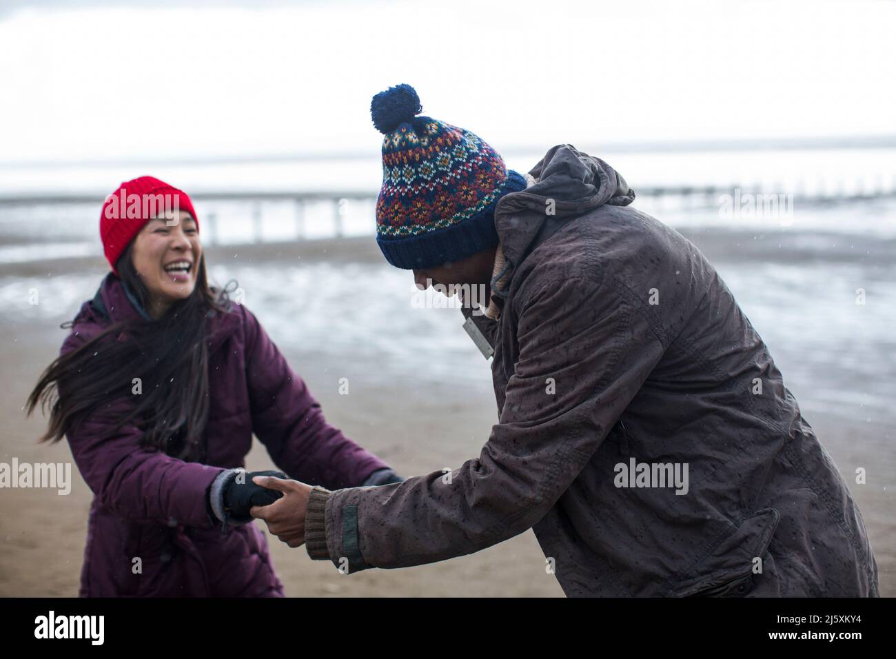 Couple amusant dansant sur la plage d'hiver Banque D'Images