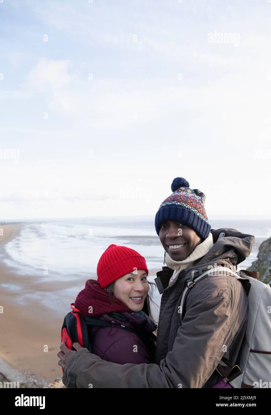 Portrait Happy Hiker couple au-dessus de la plage de l'océan Banque D'Images