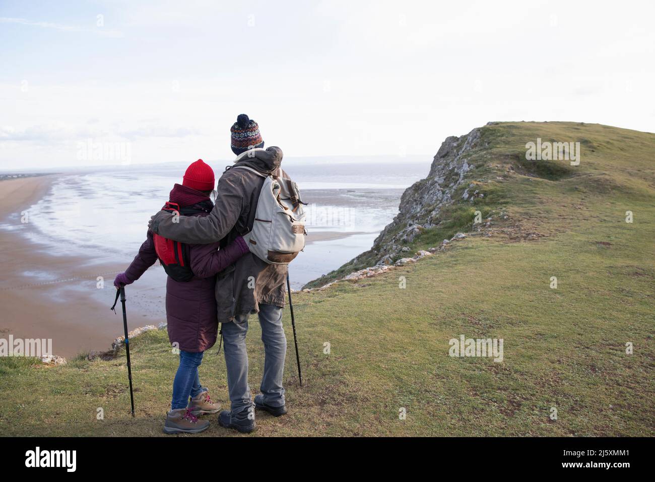 Couple de randonneurs affectueux sur une falaise au-dessus de la plage Banque D'Images