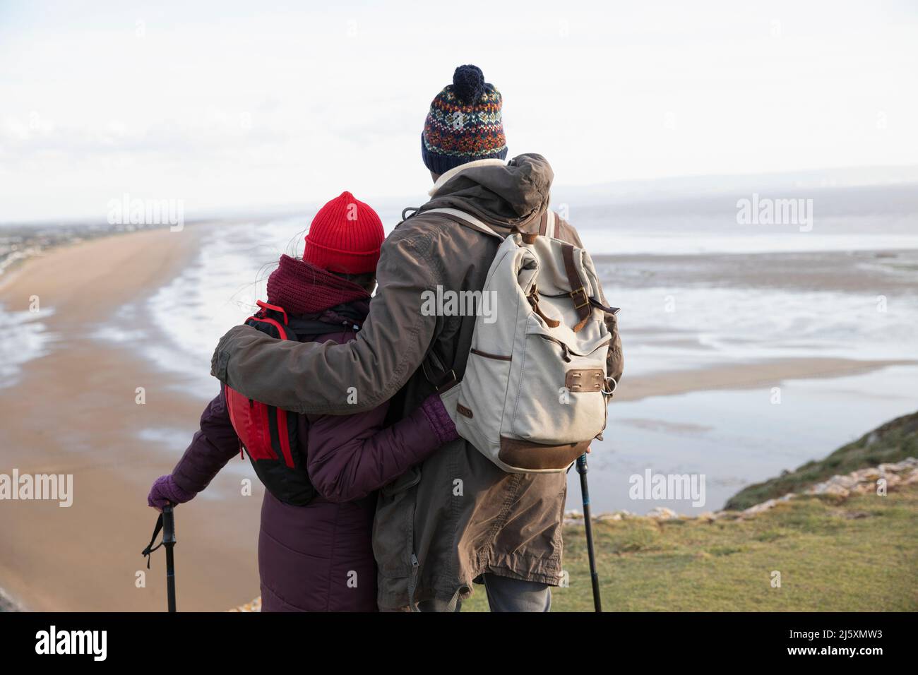 Couple de randonneurs affectueux sur la falaise avec vue sur l'océan Banque D'Images