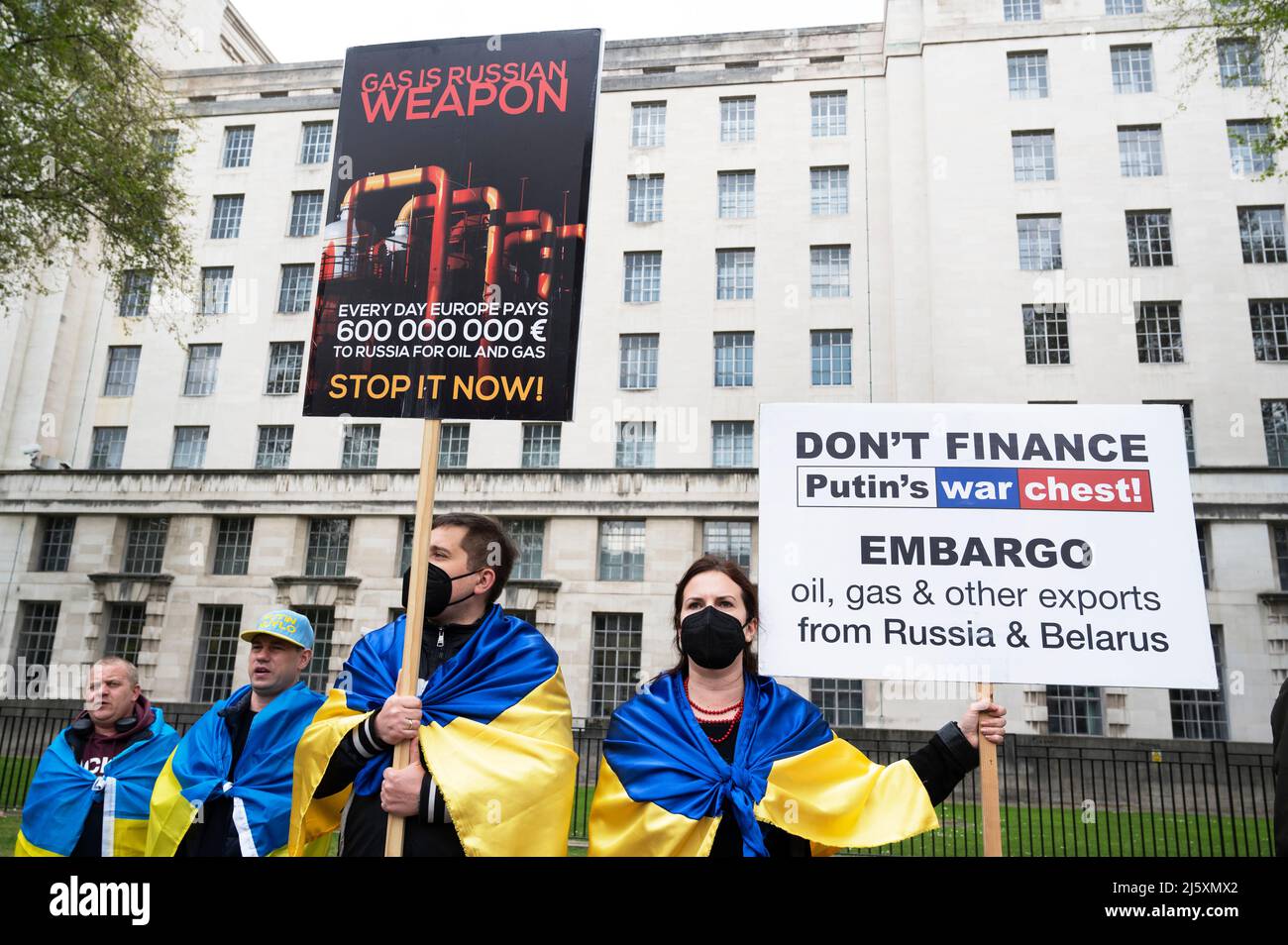 Protestation devant Downing Street par les Ukrainiens contre la guerre de la Russie en Ukraine. Banque D'Images