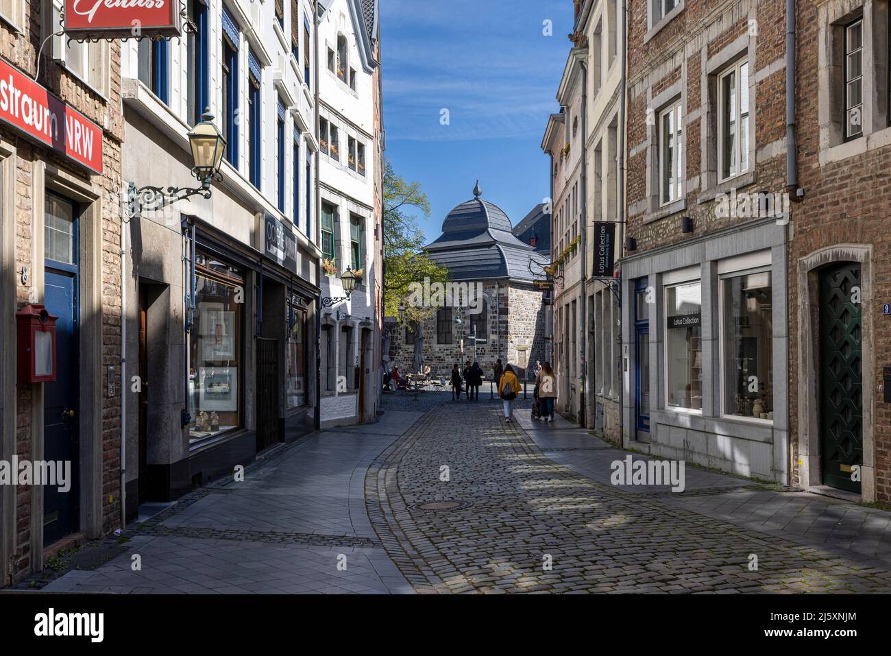 Touristes marchant dans des ruelles étroites entre les bâtiments médiévaux d'Aix-la-Chapelle, en Allemagne Banque D'Images