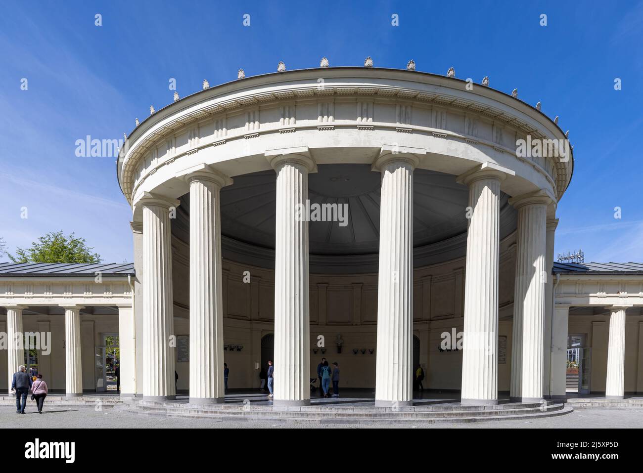 Les sources Elisenbrunnen apportent de l'eau potable thermale chaude dans les halls du bâtiment classique d'Aix-la-Chapelle, en Allemagne Banque D'Images