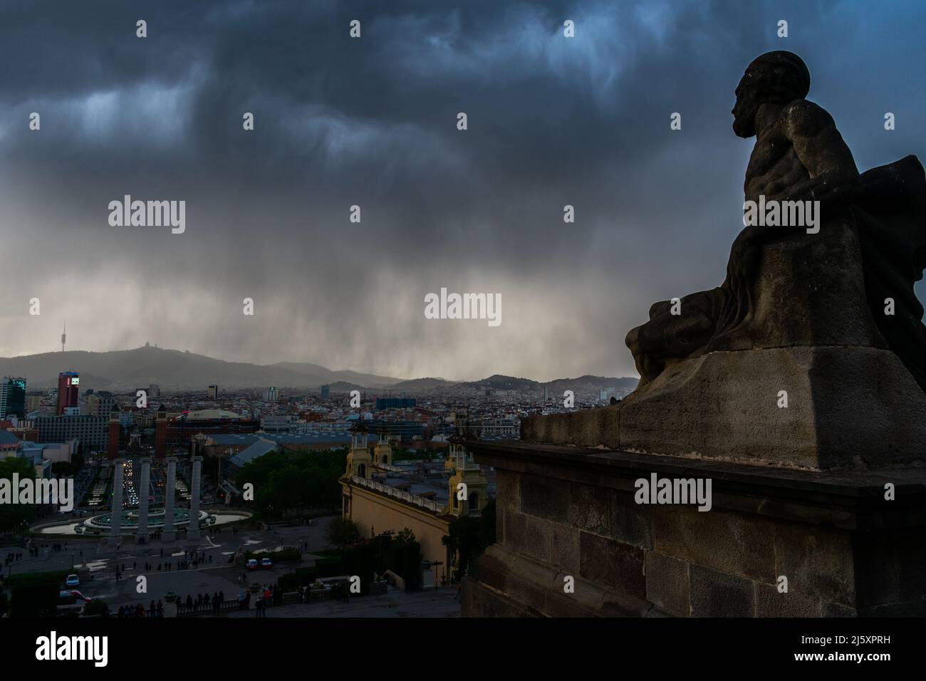 Place espagnole et fontaine magique iconioc pendant la tempête printanière Banque D'Images