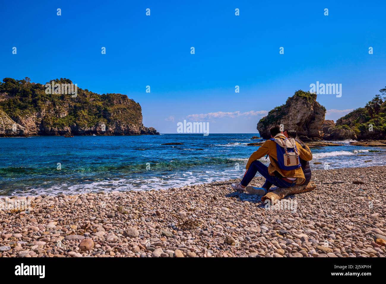 un jeune couple admirant la mer, vu de l'arrière. Banque D'Images