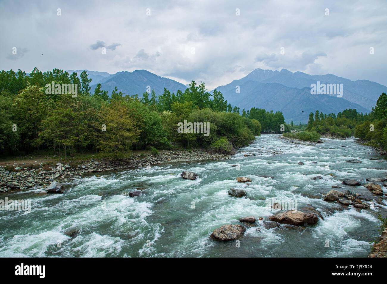 Srinagar, Inde. 24th avril 2022. Vue générale de la rivière Lidder en toile de fond des montagnes de Pahalgam une destination touristique célèbre dans la région himalayenne de l'Inde administré Cachemire. Rafting en rivière au Cachemire en particulier dans la vallée de Lidder à Pahalgam a émergé comme l'un des sports d'aventure les plus populaires. Certaines des principales destinations touristiques du Cachemire comme Pahalgam et Sonmarg offrent un endroit idéal pour le rafting en rivière. (Photo de Faisal Bashir/SOPA Images/Sipa USA) crédit: SIPA USA/Alay Live News Banque D'Images