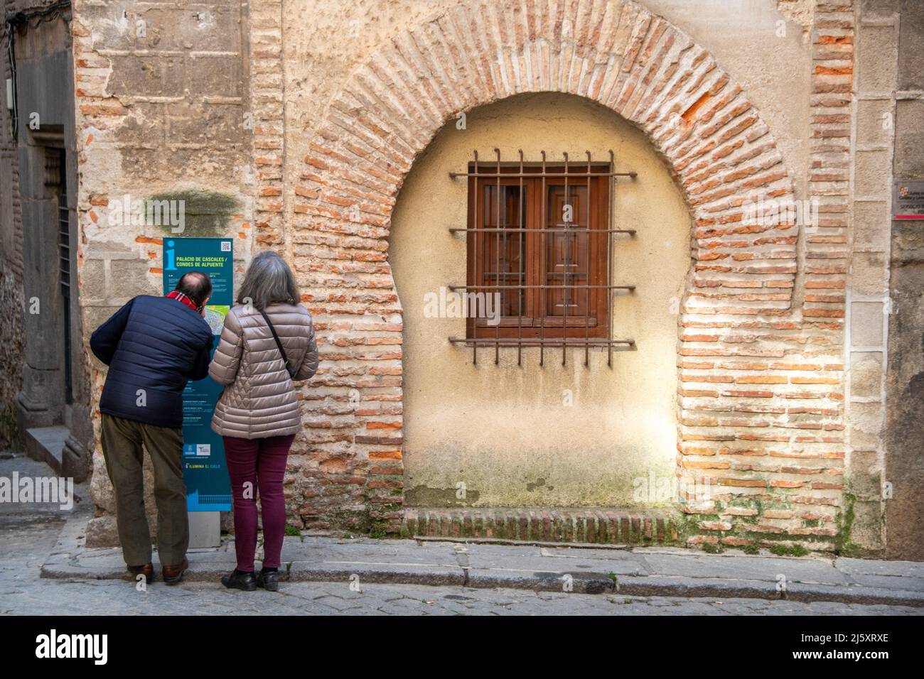 Touristes regardant un guide carte Segovia, Espagne Banque D'Images