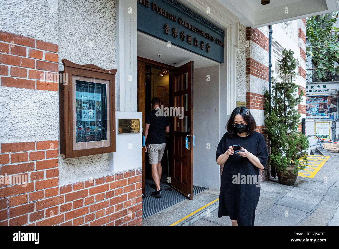 Un homme entre dans le Foreign Correspondent's Club sur Lower Albert Road, Hong. Le Foreign Corintimés Club de Hong Kong a annulé ses prix annuels de presse pour les droits de l'homme quelques jours avant qu'il n'annonce des gagnants, de peur qu'il ne viole la loi de sécurité nationale de la ville. (Photo de Tang Yan / SOPA Images / Sipa USA) Banque D'Images