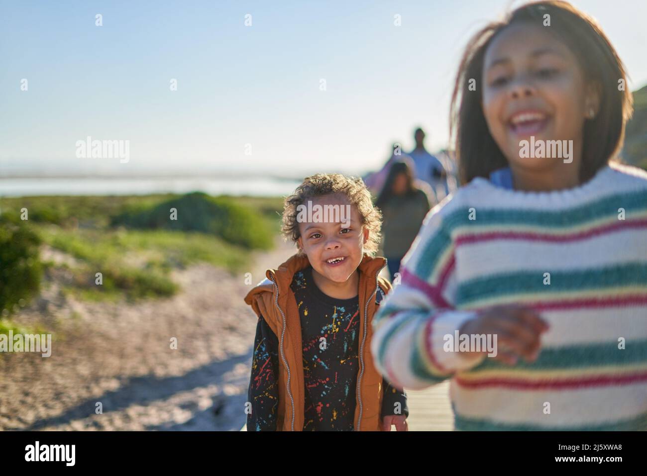 Portrait mignon garçon avec le syndrome de duvet sur la plage avec la famille Banque D'Images