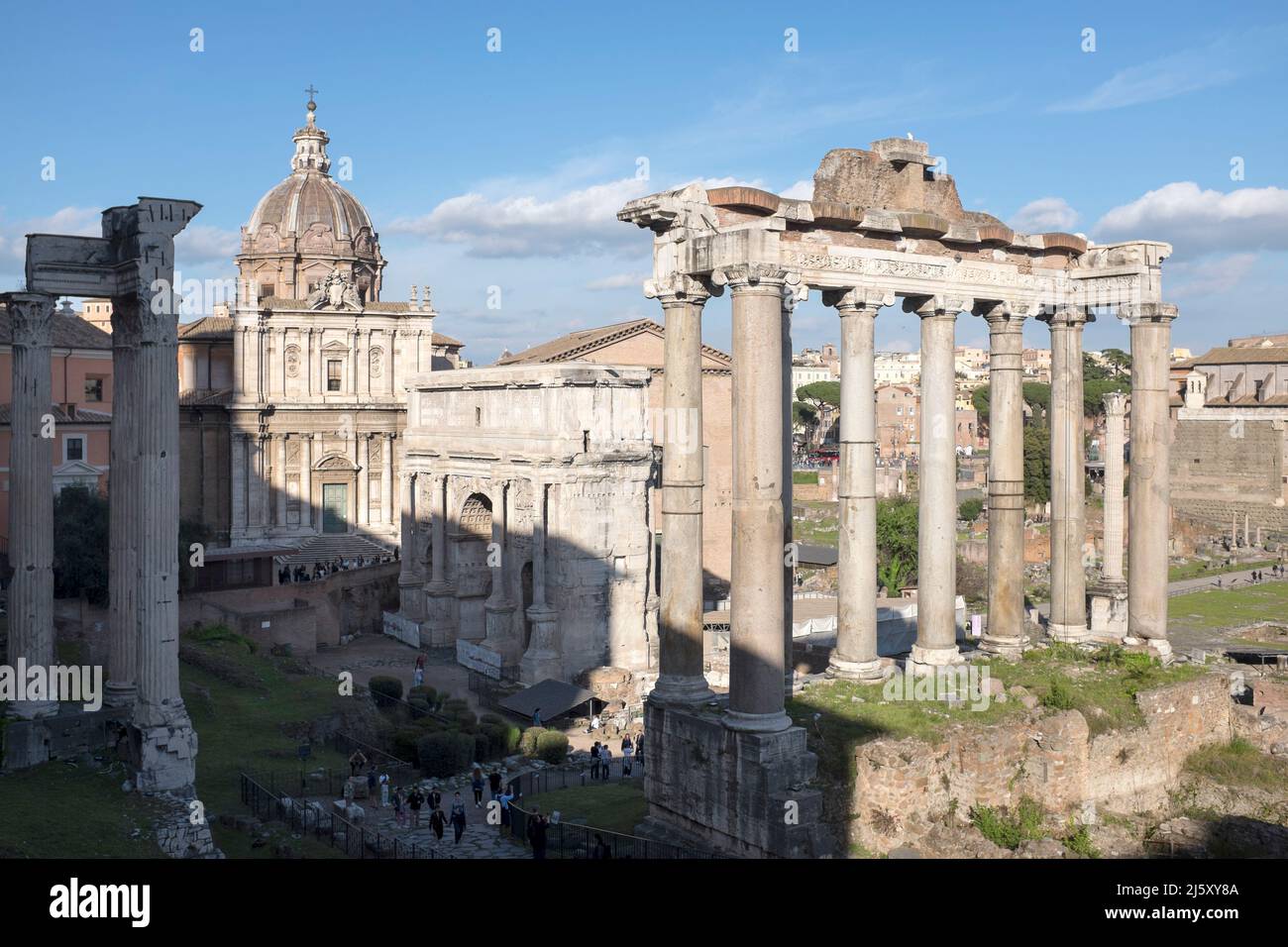 Vue sur le Portico Dii Conentes au Forum romain de Rome Italie Banque D'Images