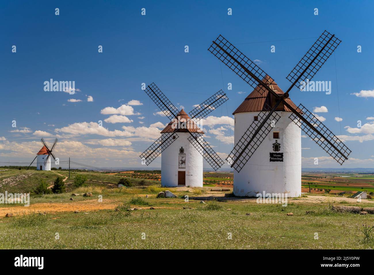 Moulins à vent typiques, Mota del Cuervo, Castilla-la Mancha, Espagne Banque D'Images
