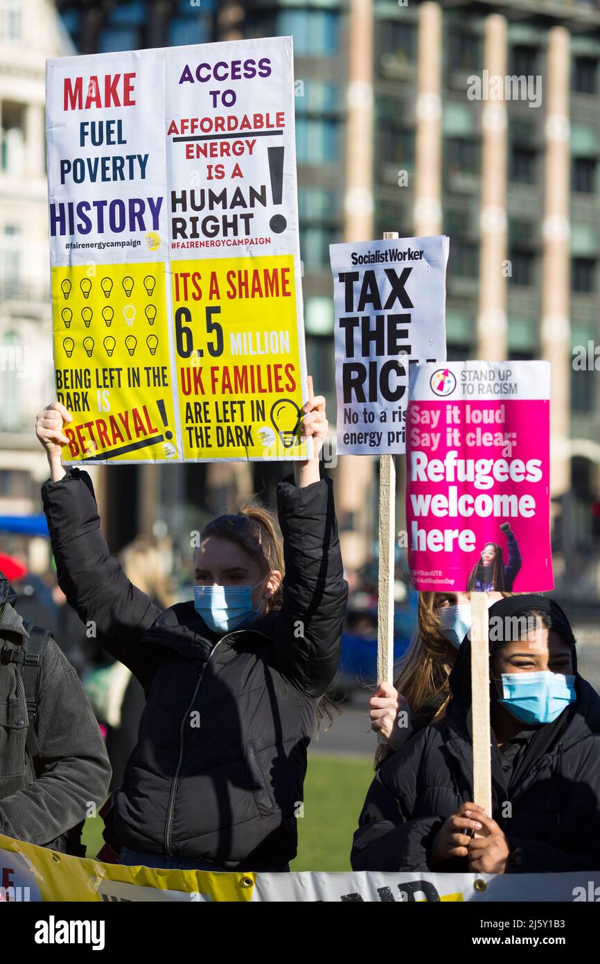 Les participants se réunissent au cours d'une manifestation sur le coût de la vie à la place du Parlement, dans le centre de Londres. Banque D'Images