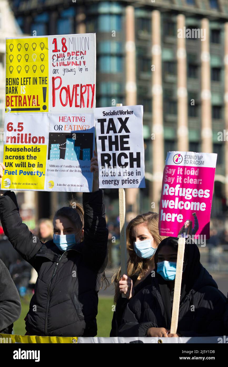 Les participants se réunissent au cours d'une manifestation sur le coût de la vie à la place du Parlement, dans le centre de Londres. Banque D'Images