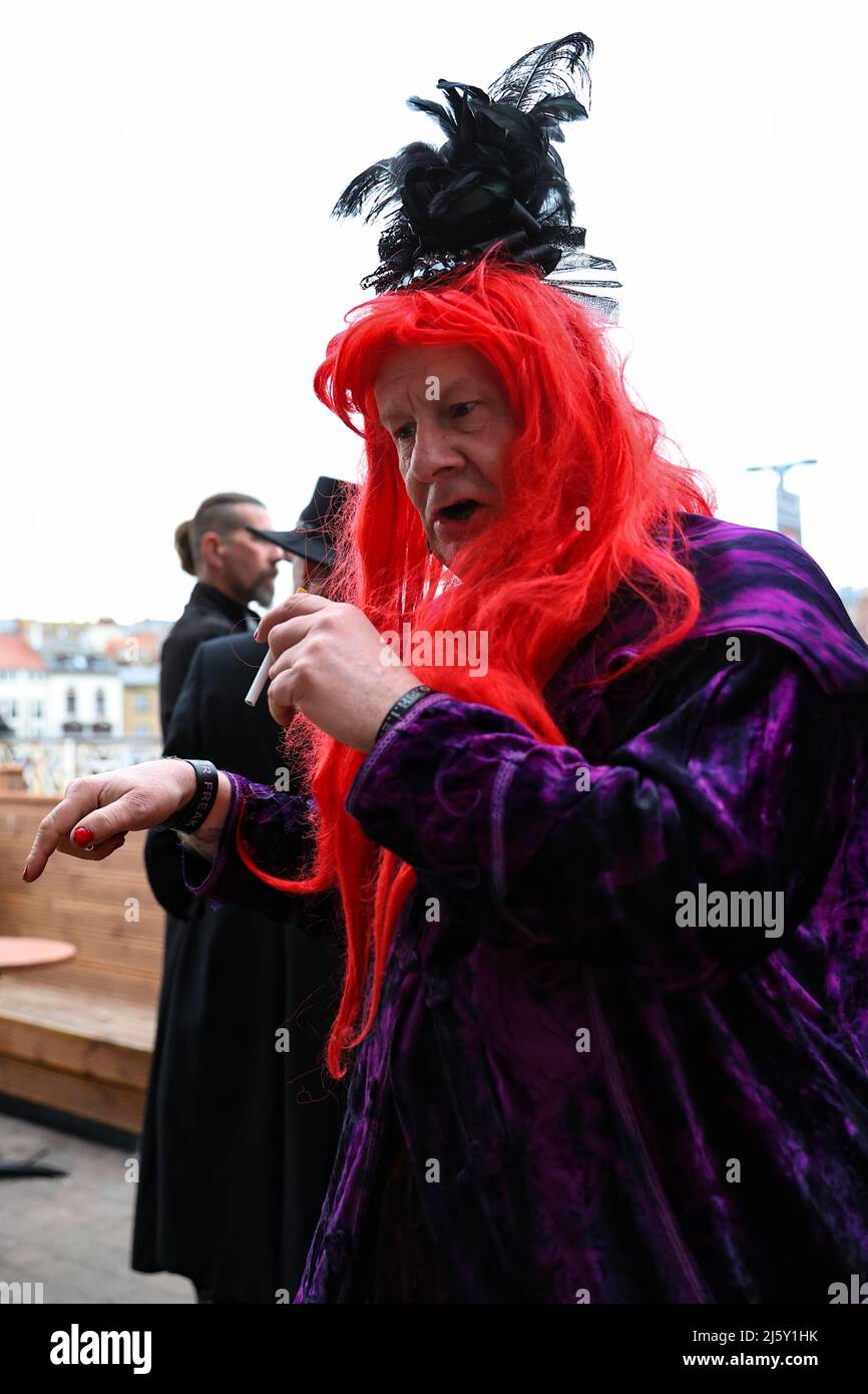 WHITBY, ANGLETERRE. Avril 24th 2022. Les Goths sont vus pendant le week-end Goth à Whitby. WGW est un festival de musique deux fois par an pour la sous-culture gothique. Banque D'Images