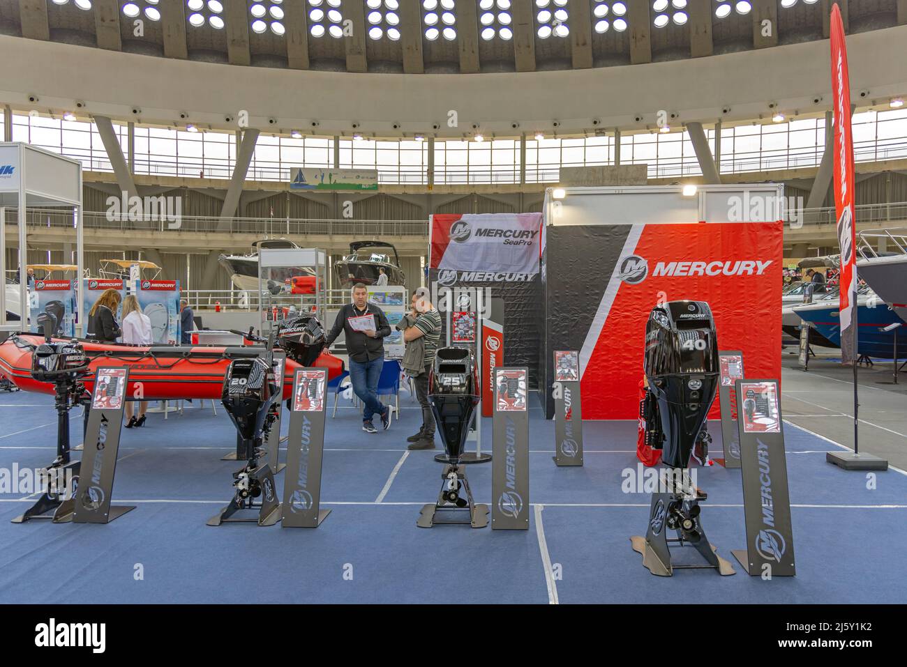 Belgrade, Serbie - 07 avril 2022 : Mercury Marine Outboard Motors Stand at Boats and Yachts Nautical Hunting Fishing Show Expo dans le Fair Hall. Banque D'Images