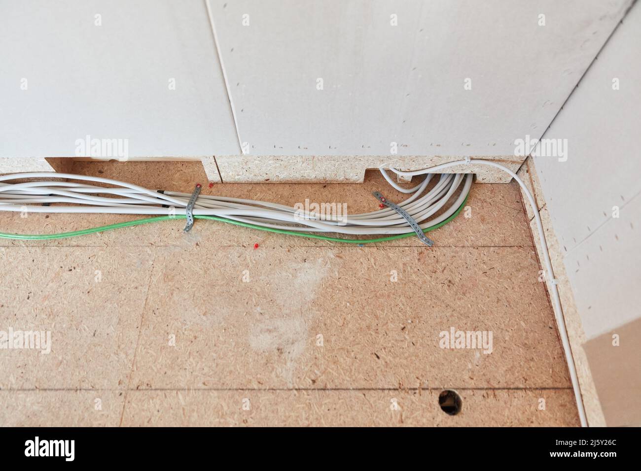 Acheminement des câbles de nombreux câbles d'alimentation dans la maison dans un nouveau bâtiment Banque D'Images