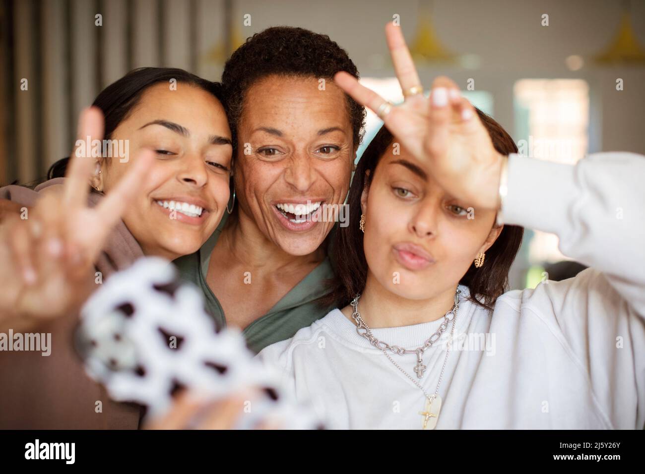 Bonne mère et filles prenant le selfie Banque D'Images