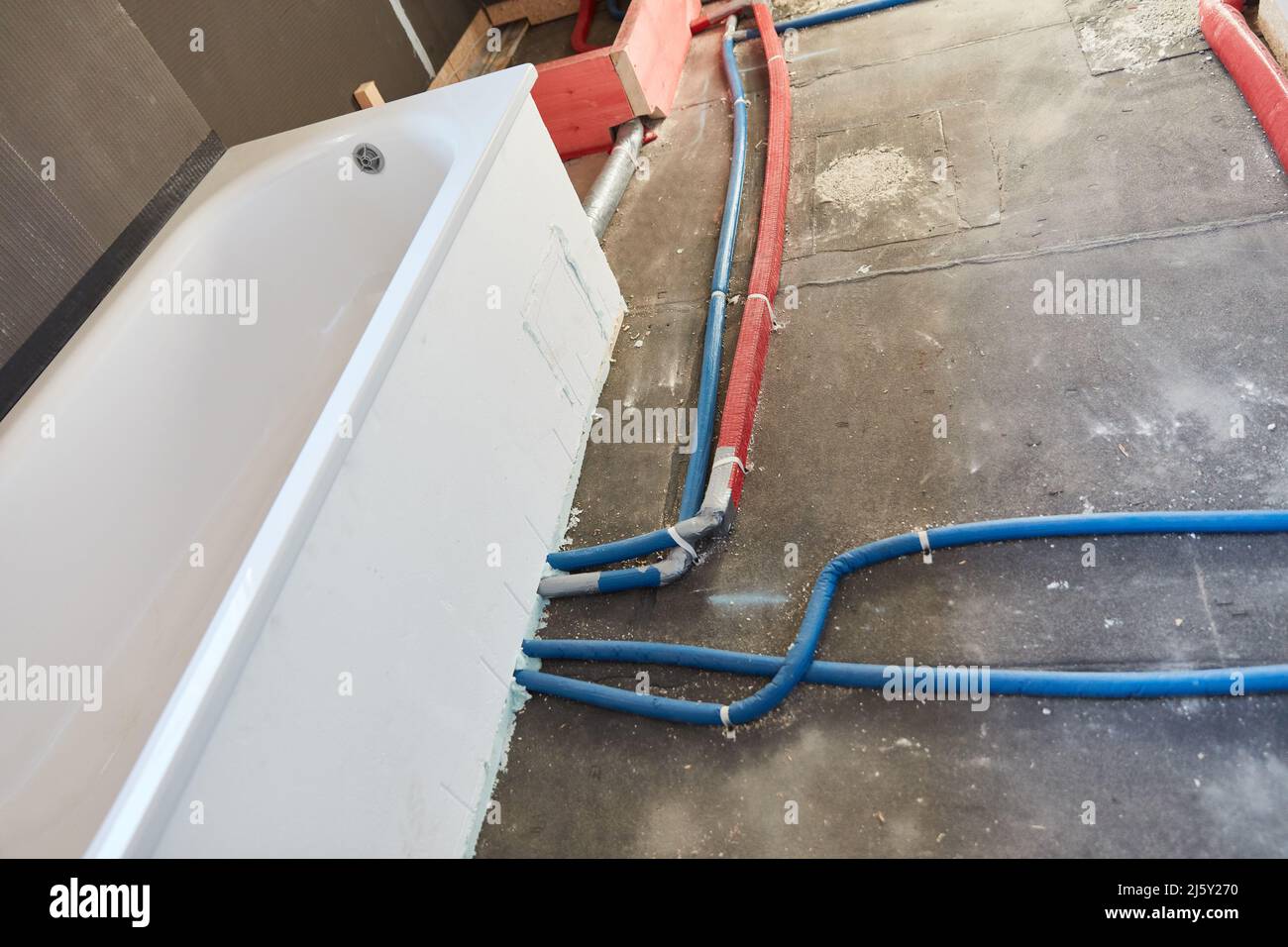 Pose de la ligne d'eau sur la baignoire pendant une rénovation de salle de bains dans une maison unifamiliale Banque D'Images