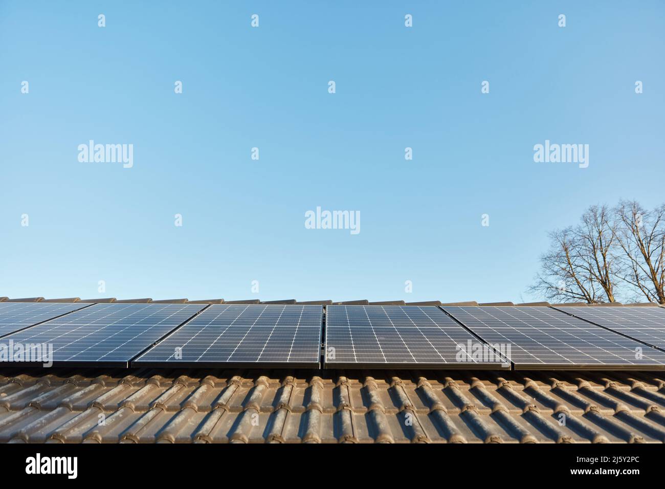 Système solaire avec cellules solaires sur le toit de la maison pour l'énergie solaire comme énergie renouvelable Banque D'Images