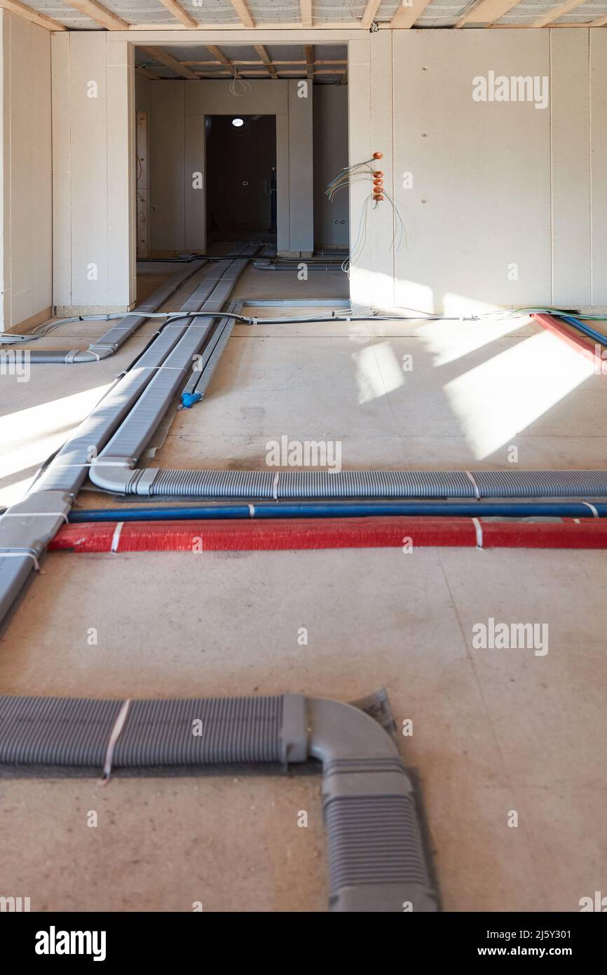 Installer le système de ventilation sur le plancher dans la construction  intérieure dans la nouvelle maison Photo Stock - Alamy