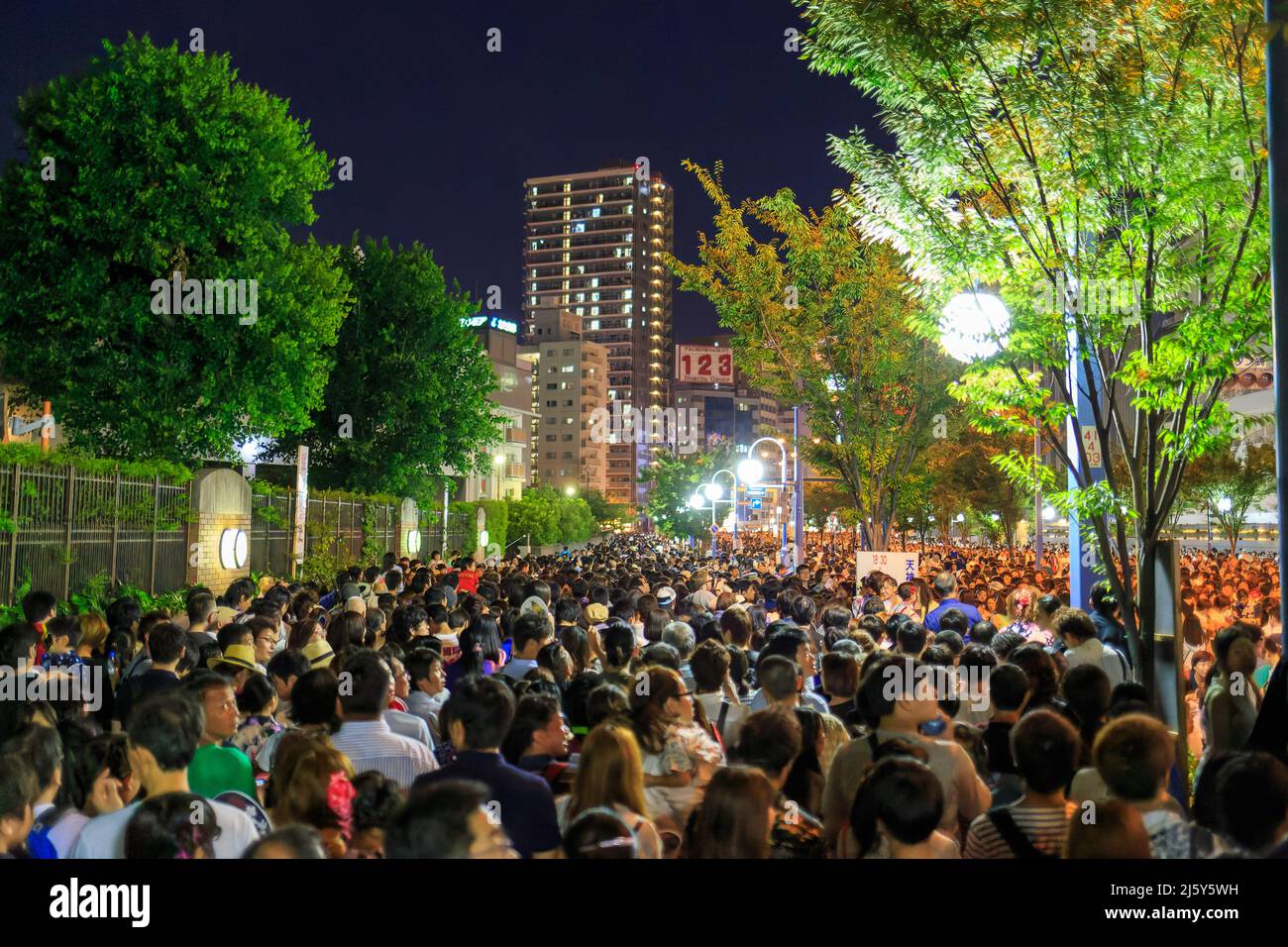 Osaka, Japon - 25 juillet 2015 : foule de personnes qui quittent le Tenjin Matsuri festival d'été Banque D'Images