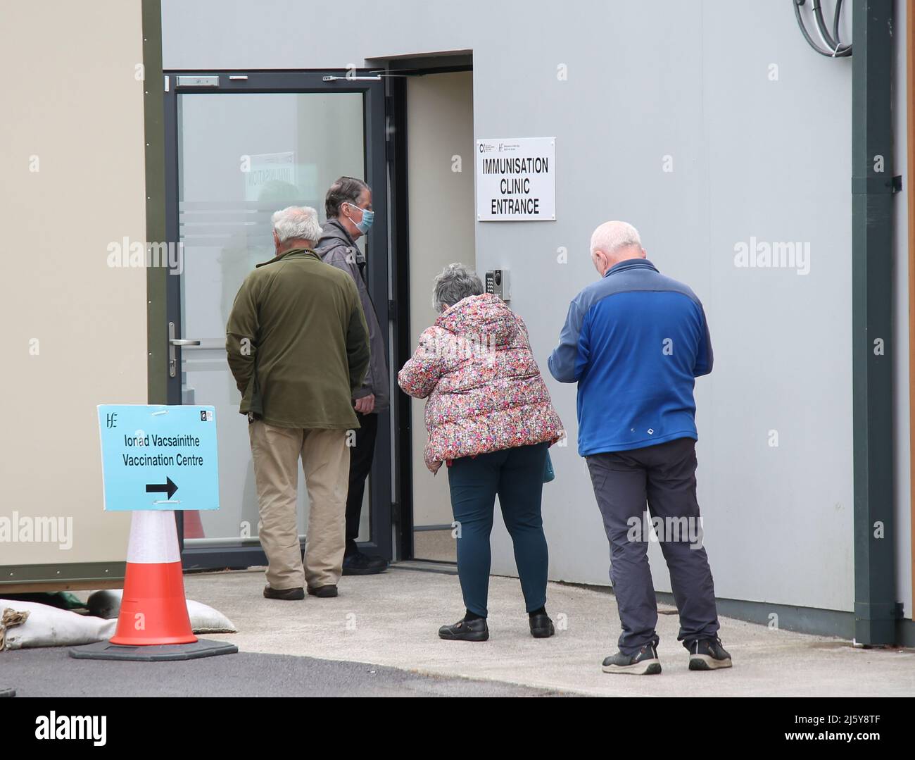 Bantry, Irlande, mardi 26th avril. 2022. Il y avait des files d'attente à l'extérieur du Centre de soins primaires de Bantry aujourd'hui pour les personnes admissibles à la deuxième dose de vaccin Covid Booster. Le centre de soins primaires de Bantry est la seule clinique de tout le West Cork à ce jour à mener à bien le programme de vaccination de rappel, le seul autre choix est un long voyage à Cork City pour ceux qui ont droit. Credit aphperspective/Alamy Live News Banque D'Images